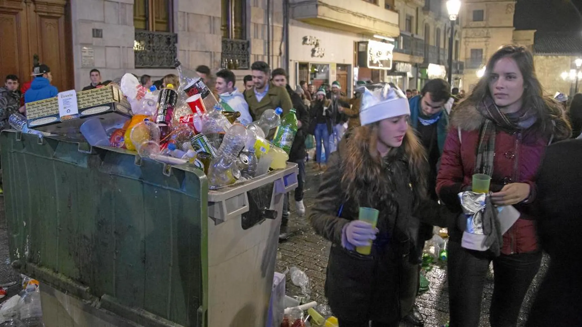 Jóvenes disfrutando de la Nochevieja universitaria que se celebra en Salamanca en diciembre y que congrega a miles de estudiantes procedentes de toda España