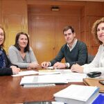 La concejala de Familia y Servicios Sociales, Aurora Baza, se reúne con miembros del Colegio de Farmacéuticos de León