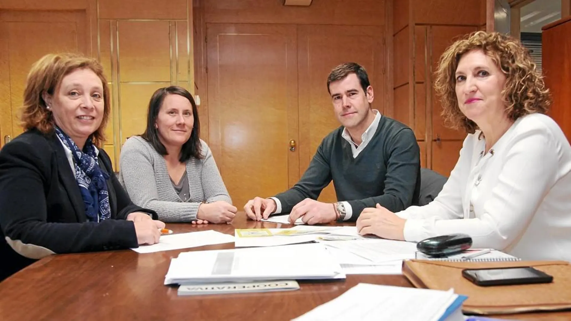 La concejala de Familia y Servicios Sociales, Aurora Baza, se reúne con miembros del Colegio de Farmacéuticos de León