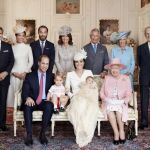 Los duques de Cambridge, el príncipe Guillermo (delante, i) y Catalina (delante, c), posando en una foto de familia con sus hijos, Jorge (2i) y Carlota, la reina Isabel II de Inglaterra (delante, d); (detrás, i-d), Michael Middleton, Pippa Middleton, James Middleton, Carole Middleton, el príncipe Carlos, su esposa Camila y el duque de Edimburgo, en Sandringham, Norfolk, Reino Unido.