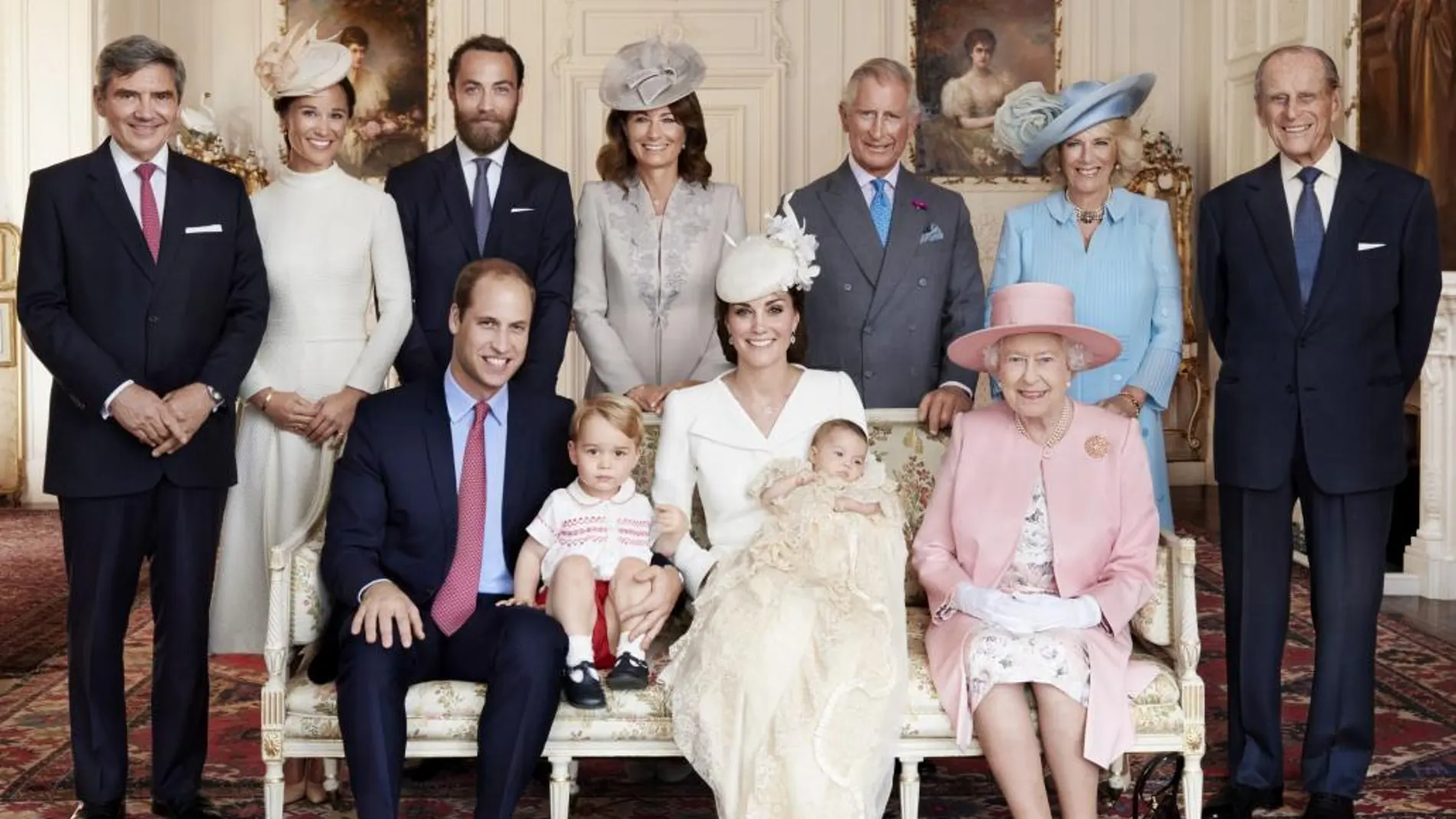 Los duques de Cambridge, el príncipe Guillermo (delante, i) y Catalina (delante, c), posando en una foto de familia con sus hijos, Jorge (2i) y Carlota, la reina Isabel II de Inglaterra (delante, d); (detrás, i-d), Michael Middleton, Pippa Middleton, James Middleton, Carole Middleton, el príncipe Carlos, su esposa Camila y el duque de Edimburgo, en Sandringham, Norfolk, Reino Unido.