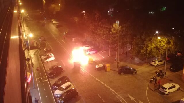 Momento de la quema de contenedores en la Avenida de Andalucía de Cádiz