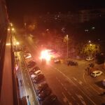 Momento de la quema de contenedores en la Avenida de Andalucía de Cádiz