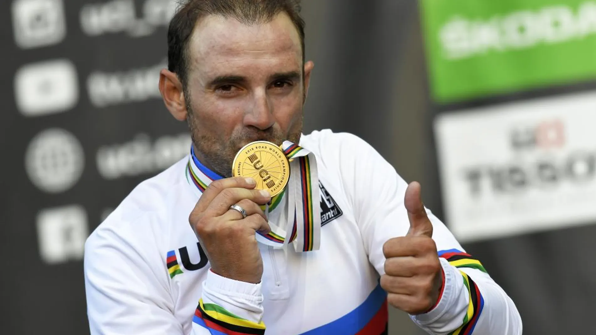 Alejandro Valverde besa la medalla de oro que le acredita como campeón del mundo de Ciclismo.