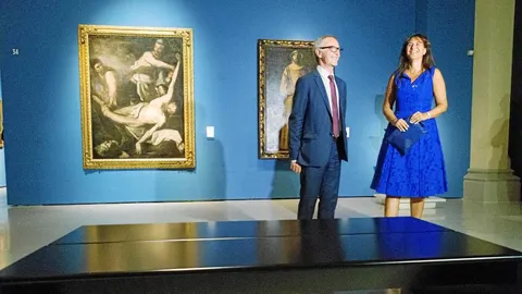 José Guirao y Laura Borràs, ayer, en una de las salas de arte barroco del Mnac. Foto: Efe