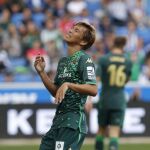 Inui se lamenta tras fallar una clara ocasión de gol