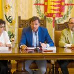 El alcalde de Valladolid, Óscar Puente, junto a Jesús Verdugo y Rafaela Romero, presenta la iniciativa