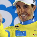 El corredor español del Tinkoff Alberto Contador en el podio tras ganar la Vuelta Ciclista al País Vasco