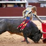 Extraordinario natural de Javier Jiménez al quinto toro de la tarde, ayer, en Las Ventas