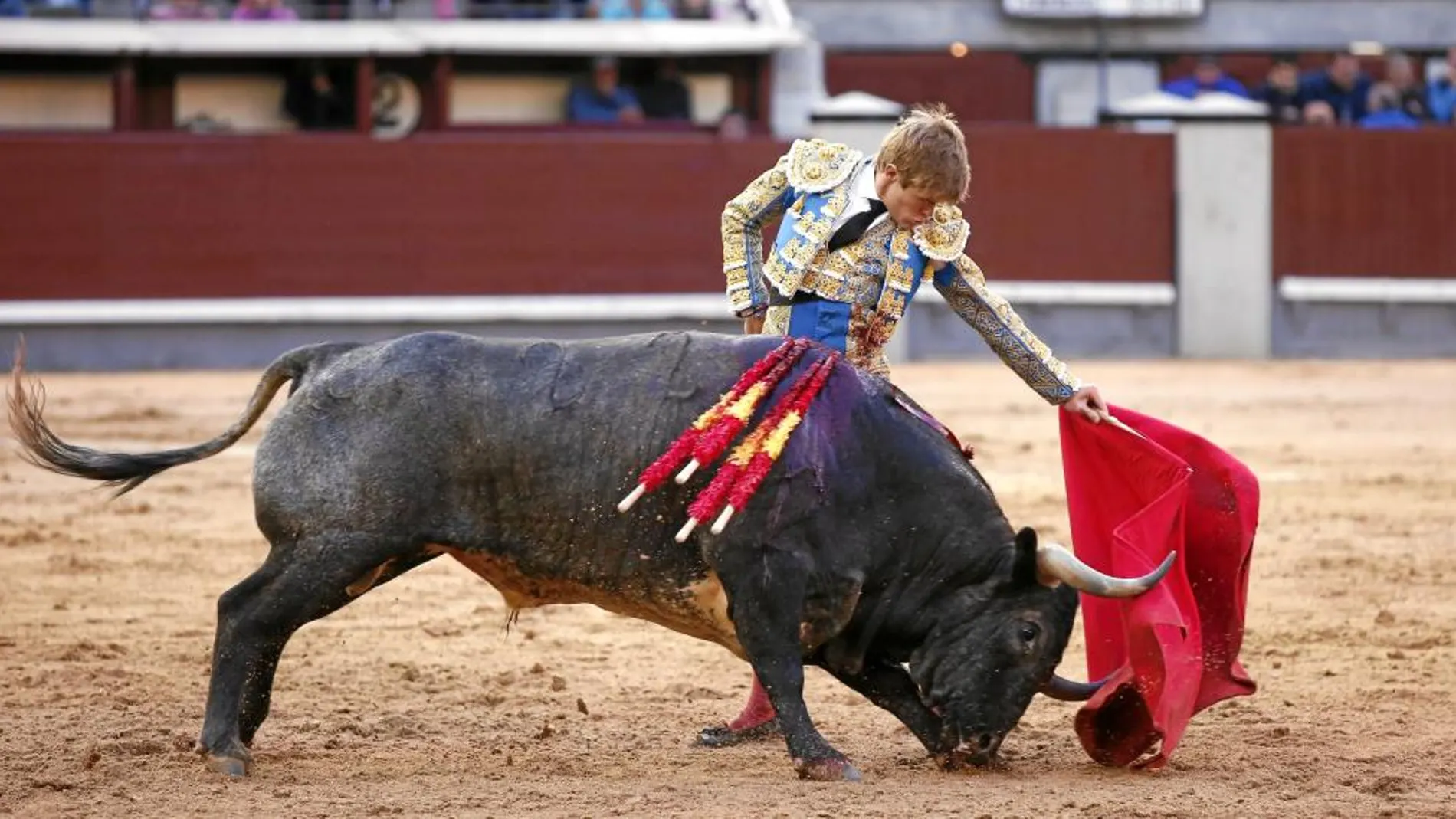 Extraordinario natural de Javier Jiménez al quinto toro de la tarde, ayer, en Las Ventas