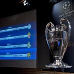 Un panel muestra los cruces de los cuartos de final de la Liga de Campeones 16/17.