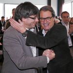 Puigdemont y Mas se abrazan, el pasado mes de febrero, durante el Consejo Nacional de CDC