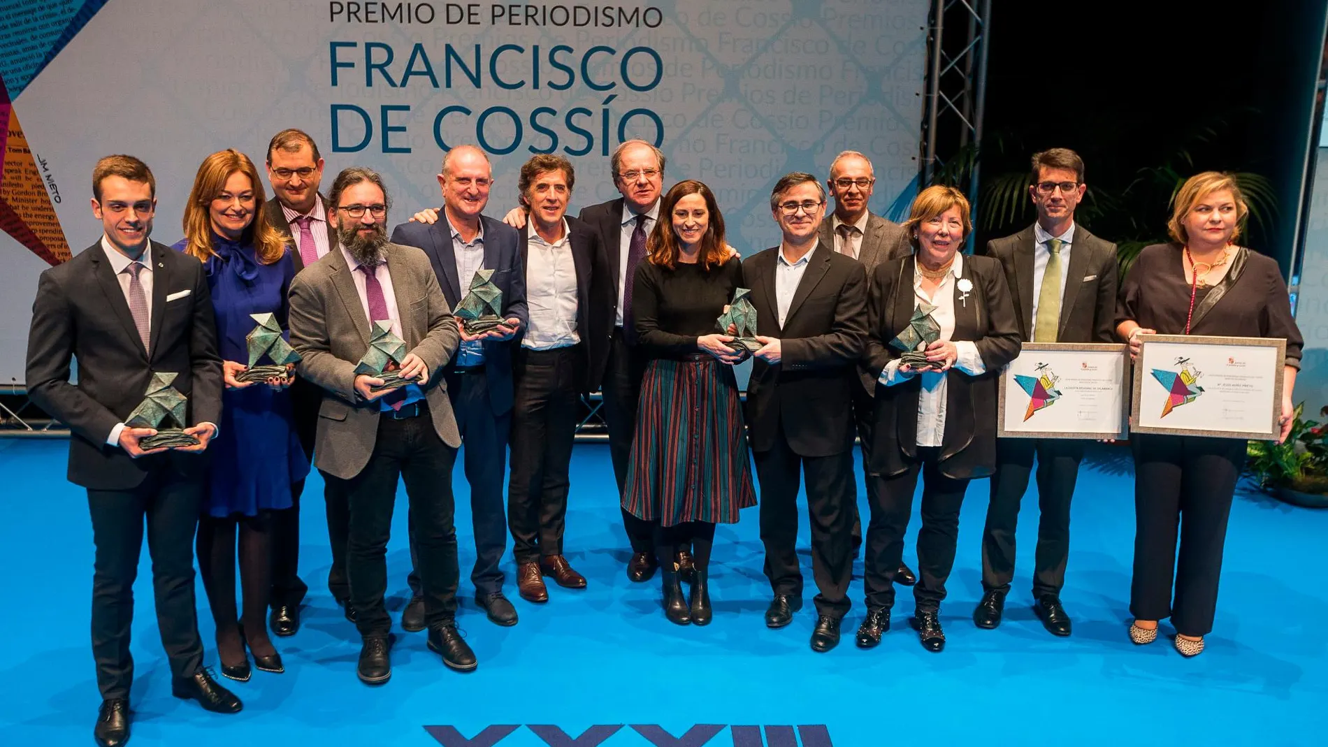 El presidente de la Junta, Juan Vicente Herrera, junto a los galardonados con los Premios de Periodismo Francisco de Cossío