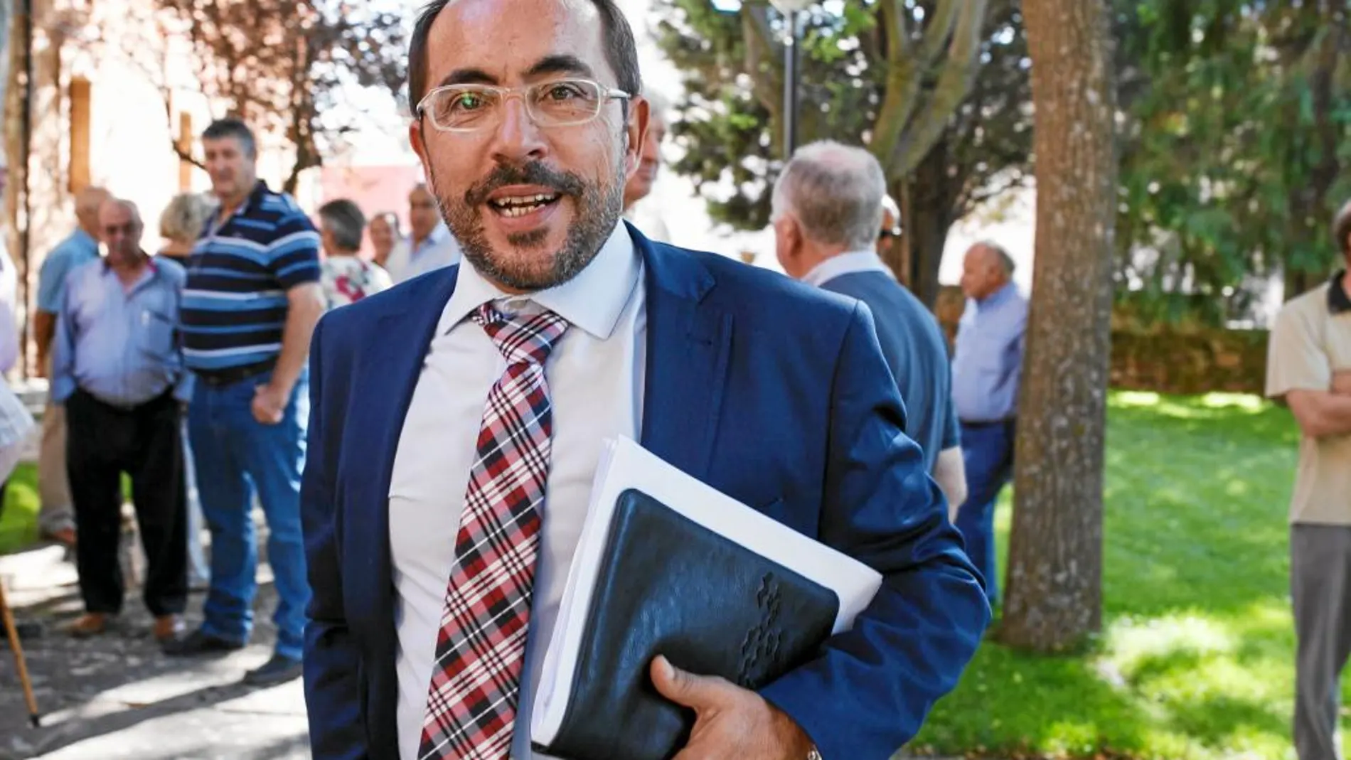El presidente de la Diputación de Soria, el socialista Luis Rey, tras un encuentro con alcaldes de la provincia.
