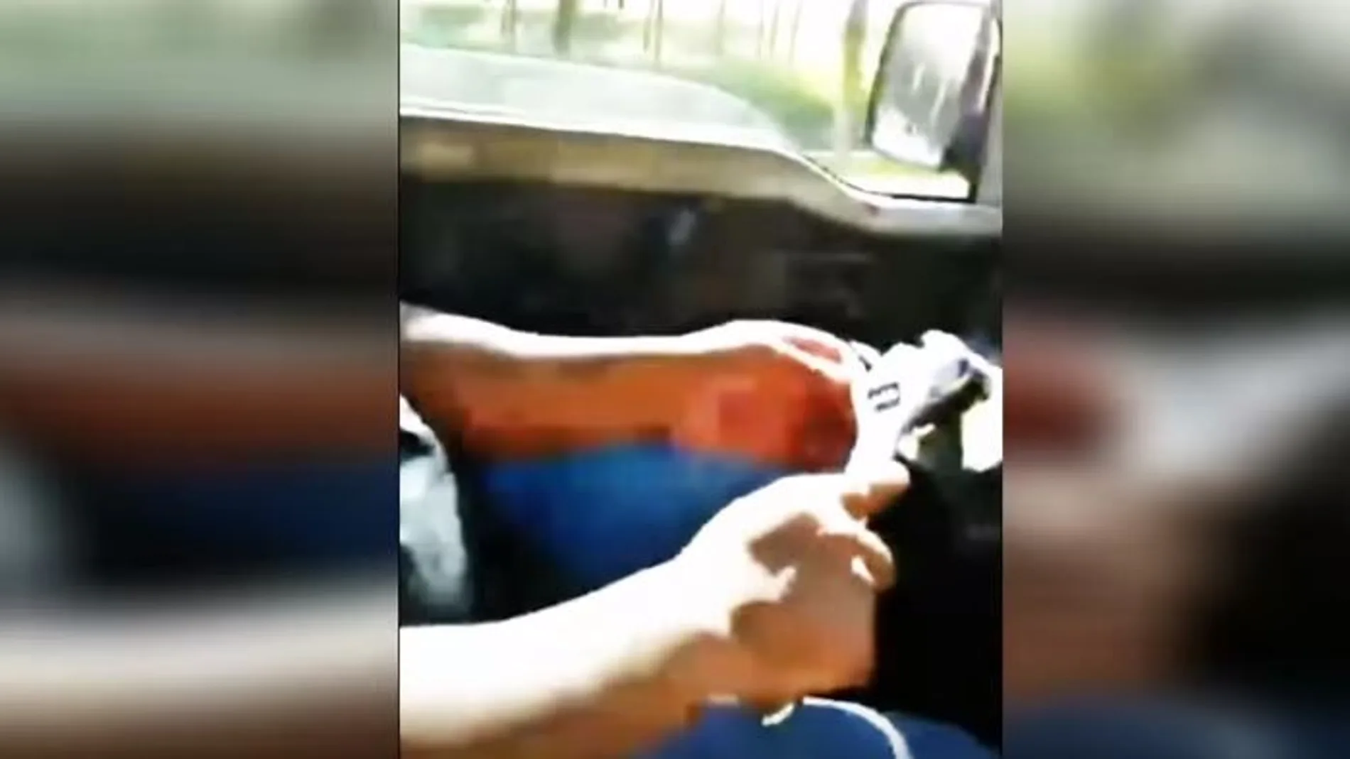 Un hombre conduce su coche sin volante y con una llave inglesa