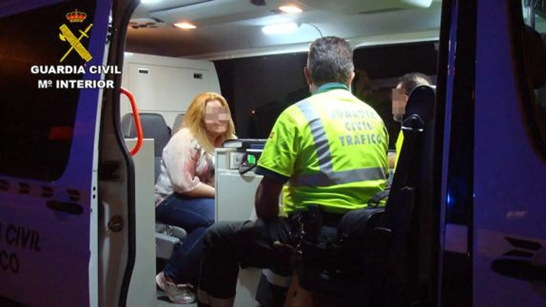 Agentes de la Guardia Civil realizan una prueba de alcoholemioa a una conductora