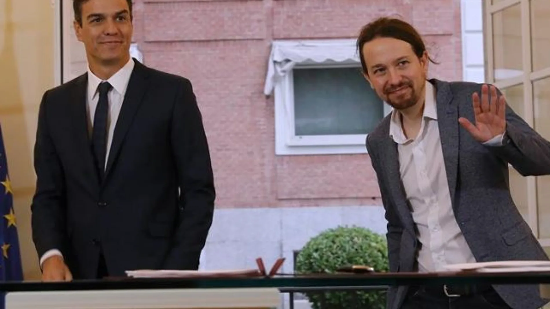 Pedro Sánchez y Pablo Iglesias, durante la firma del acuerdo presupuestario