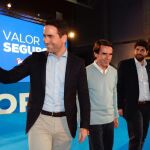El PP logró ayer reunir a más de dos mil personas en el mitin en el que José María Aznar apoyó a los candidatos de la Región para las próximas elecciones. En la imagen Teodoro García, Aznar y López Miras. LA RAZÓN