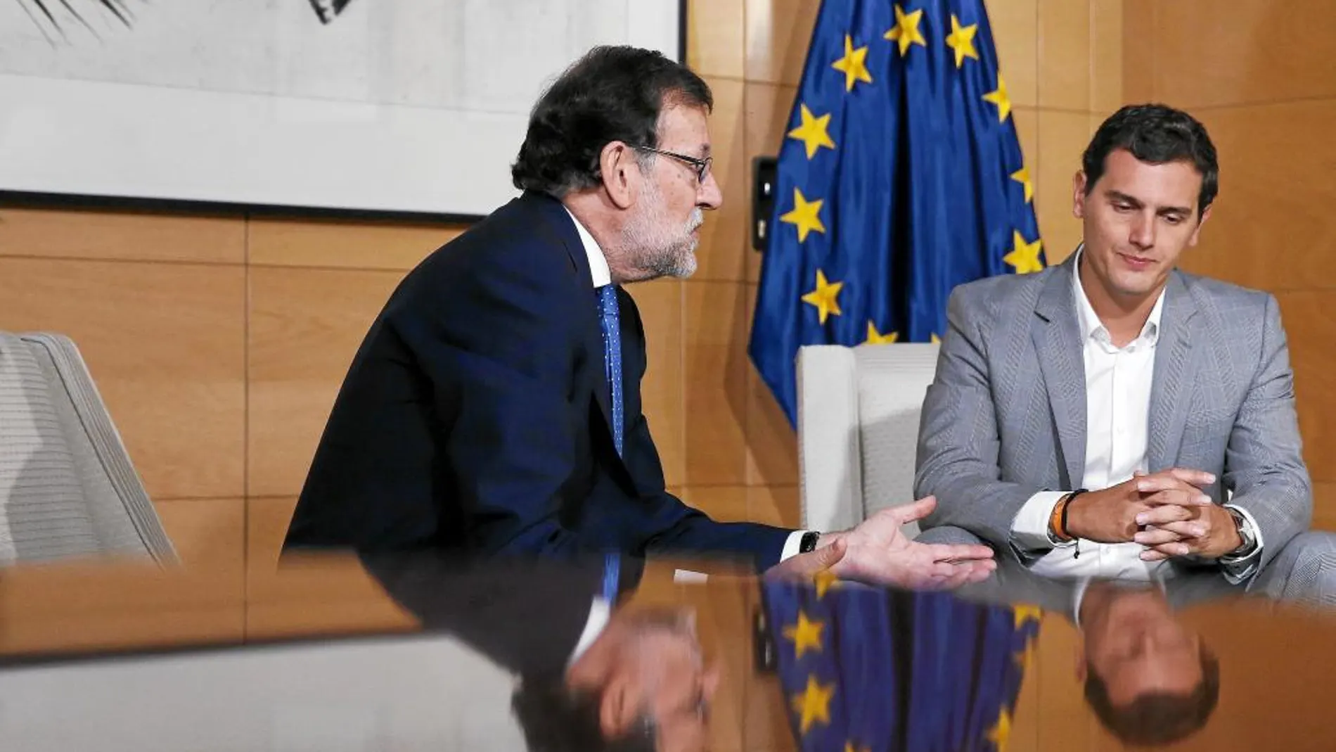 El presidente del Gobierno, Mariano Rajoy, y el líder de C’s, Albert Rivera, durante su reunión el pasado mes de julio