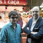 Marc Artigau y Jordi Basté, la semana pasada, en el mercado de la Boqueria, escenario de su nueva novela. Foto: Miquel González/Shooting