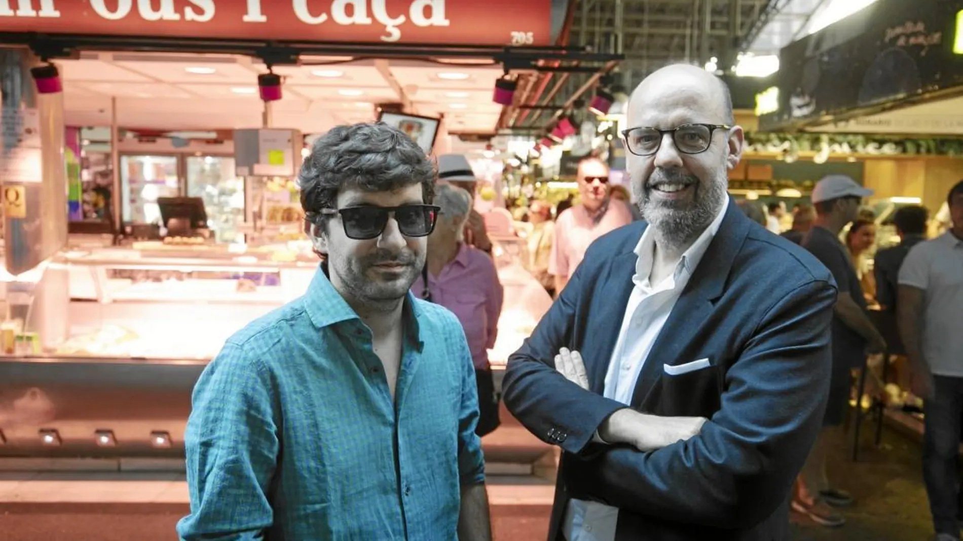 Marc Artigau y Jordi Basté, la semana pasada, en el mercado de la Boqueria, escenario de su nueva novela. Foto: Miquel González/Shooting