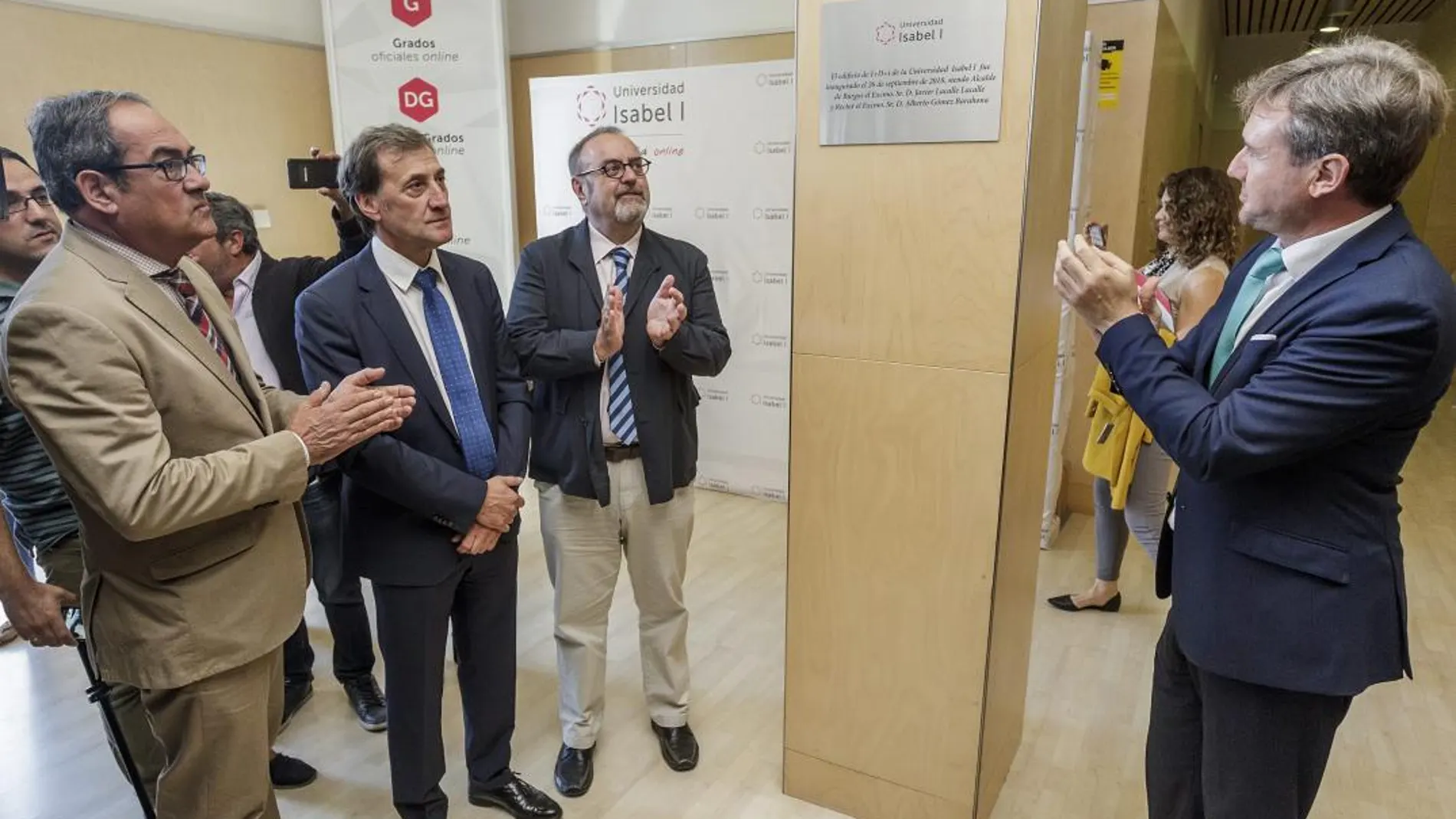 Fernando Rey, Alberto Gómez Barahona y Javier Lacalle inauguran el nuevo centro de I+D+i de la Universidad Isabel I