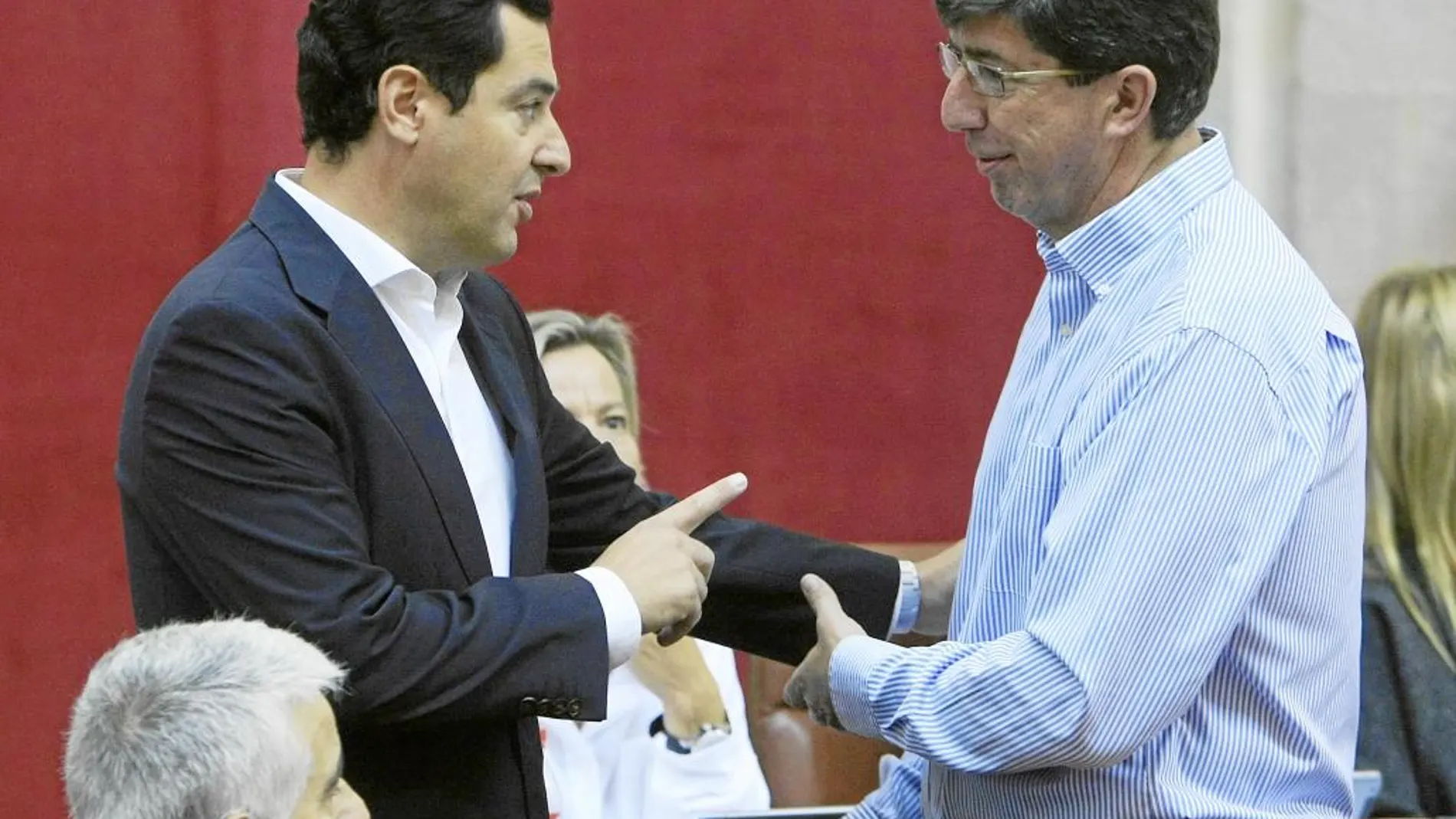 Juanma Moreno y Juan Marín, ayer en el Parlamento andaluz