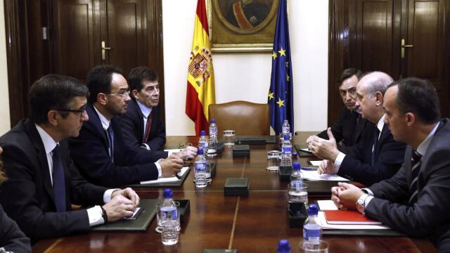 El ministro del Interior, Jorge Fernández Díaz (2d) acompañado del secretario de Estado de Seguridad, Francisco Martínez (i) y del portavoz parlamentario del PP, Rafael Hernando (3d), durante la reunión del pacto contra el terrorismo yihadista mantenida con el portavoz del PSOE, Antonio Hernando (2d) y el secretario de Acción Política y Ciudadanía socialista Patxi López, entre otros