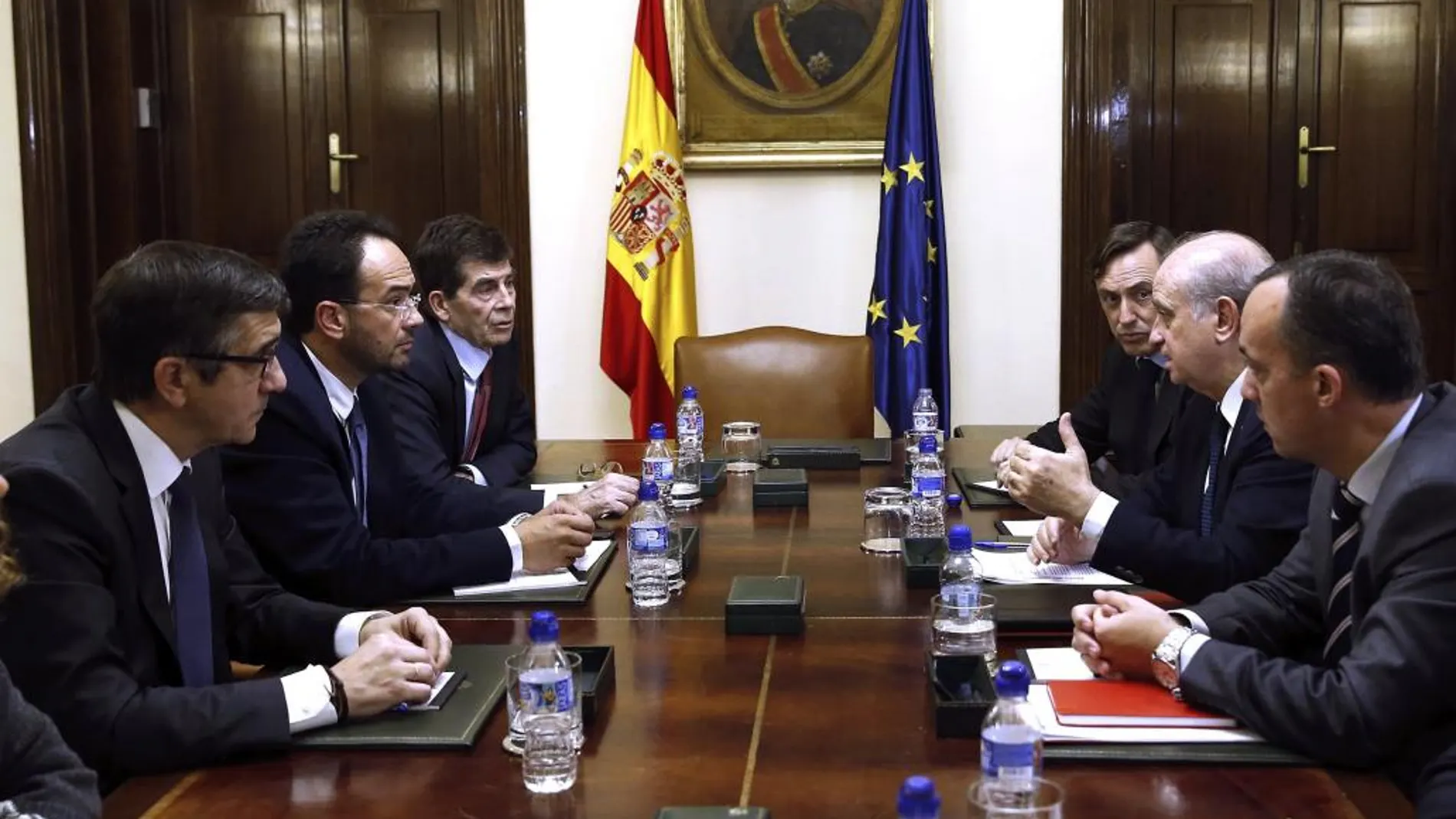 El ministro del Interior, Jorge Fernández Díaz (2d) acompañado del secretario de Estado de Seguridad, Francisco Martínez (i) y del portavoz parlamentario del PP, Rafael Hernando (3d), durante la reunión del pacto contra el terrorismo yihadista mantenida con el portavoz del PSOE, Antonio Hernando (2d) y el secretario de Acción Política y Ciudadanía socialista Patxi López, entre otros