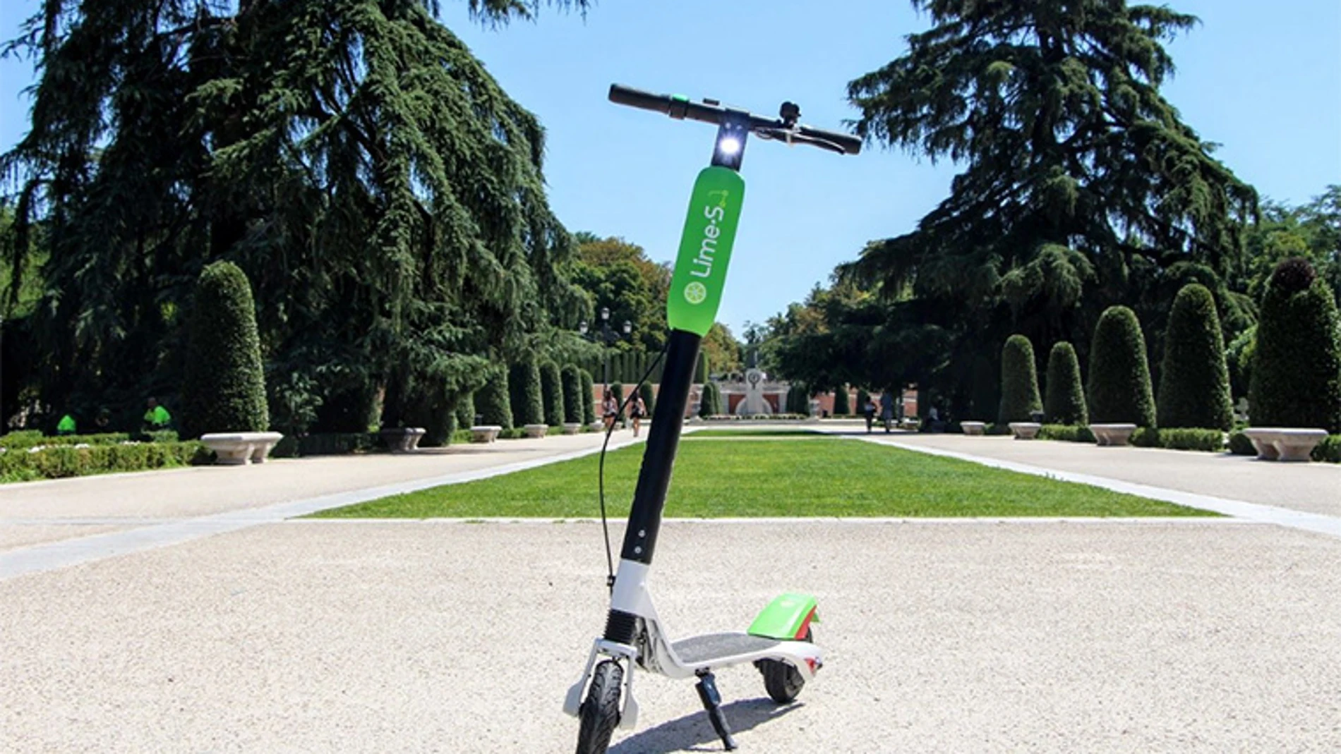 Un patinete eléctrico de la empresa Lime en el Retiro de Madrid