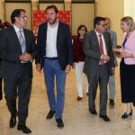 La consejera Alicia García conversa con el director general de la Fundación ONCE, José Luis Martínez Donoso, en presencia, entre otros, del alcalde de Valladolid, Óscar Puente, y del delegado territorial de la ONCE, Ismael Pérez