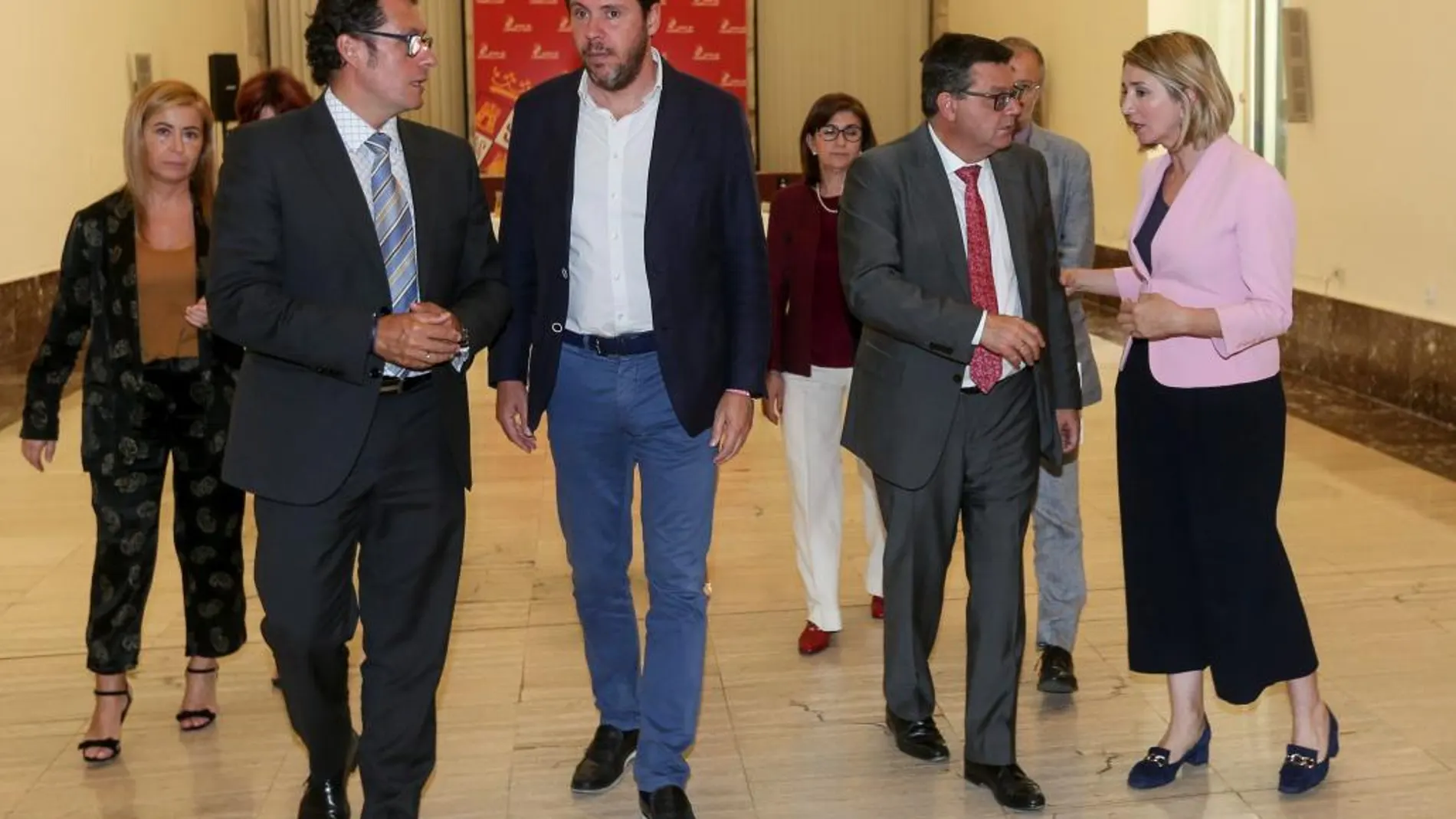 La consejera Alicia García conversa con el director general de la Fundación ONCE, José Luis Martínez Donoso, en presencia, entre otros, del alcalde de Valladolid, Óscar Puente, y del delegado territorial de la ONCE, Ismael Pérez