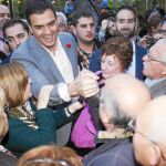 Sánchez, saluda a los simpatizantes al término del mitin del PSOE en Elche