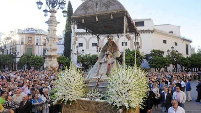 Paso de la patrona de Sevilla, que lució el manto de tisú celeste