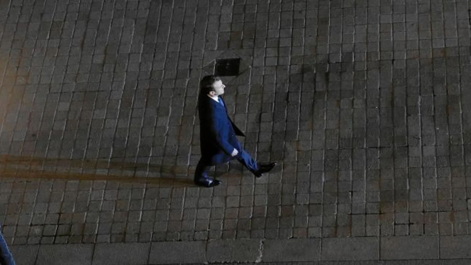 Emmanuel Macron en la explanada del Louvre, en París, la noche de su victoria electoral en las presidenciales