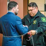 Un agente de la Oficina del Alguacil del Condado de Broward coloca las esposas al español durante su juicio, en el tribunal estatal de Florida