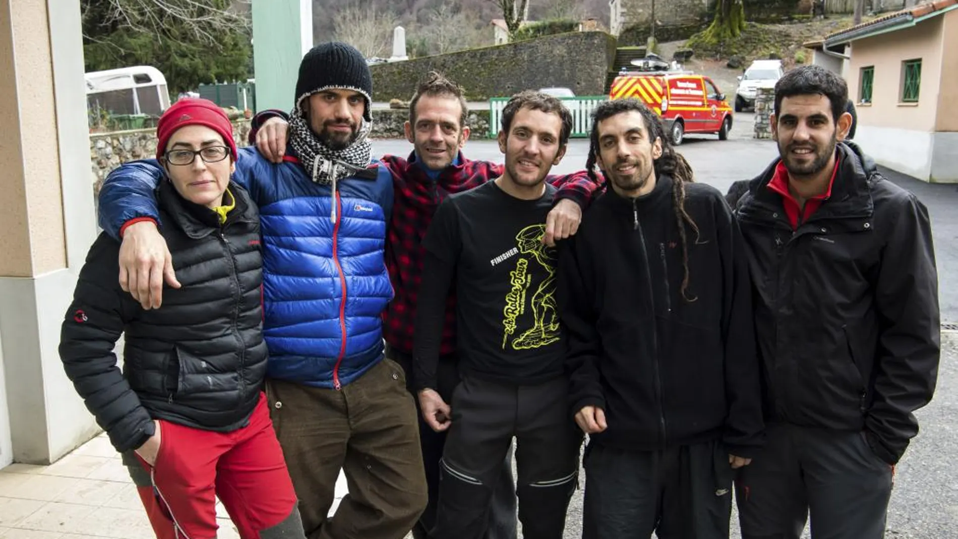 Seis de los siete espeleólogos españoles tras haber sido rescatados