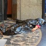 La última víctima de la hambruna yace en la entrada de un supermercado de Caracas