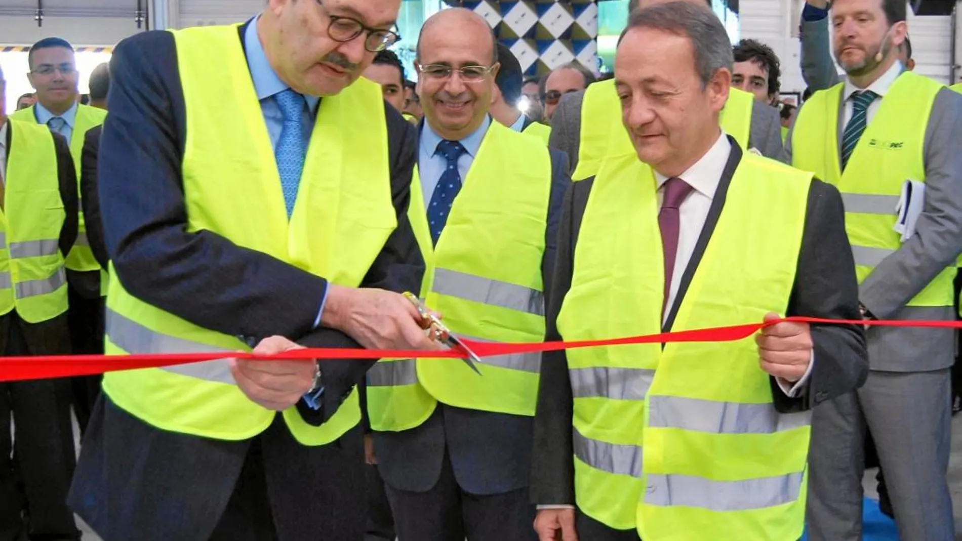 El presidente de Europac, José Miguel Isidro, corta la cinta al inaugurar la planta en Tánger, en compañía del embajador de España en Marruecos