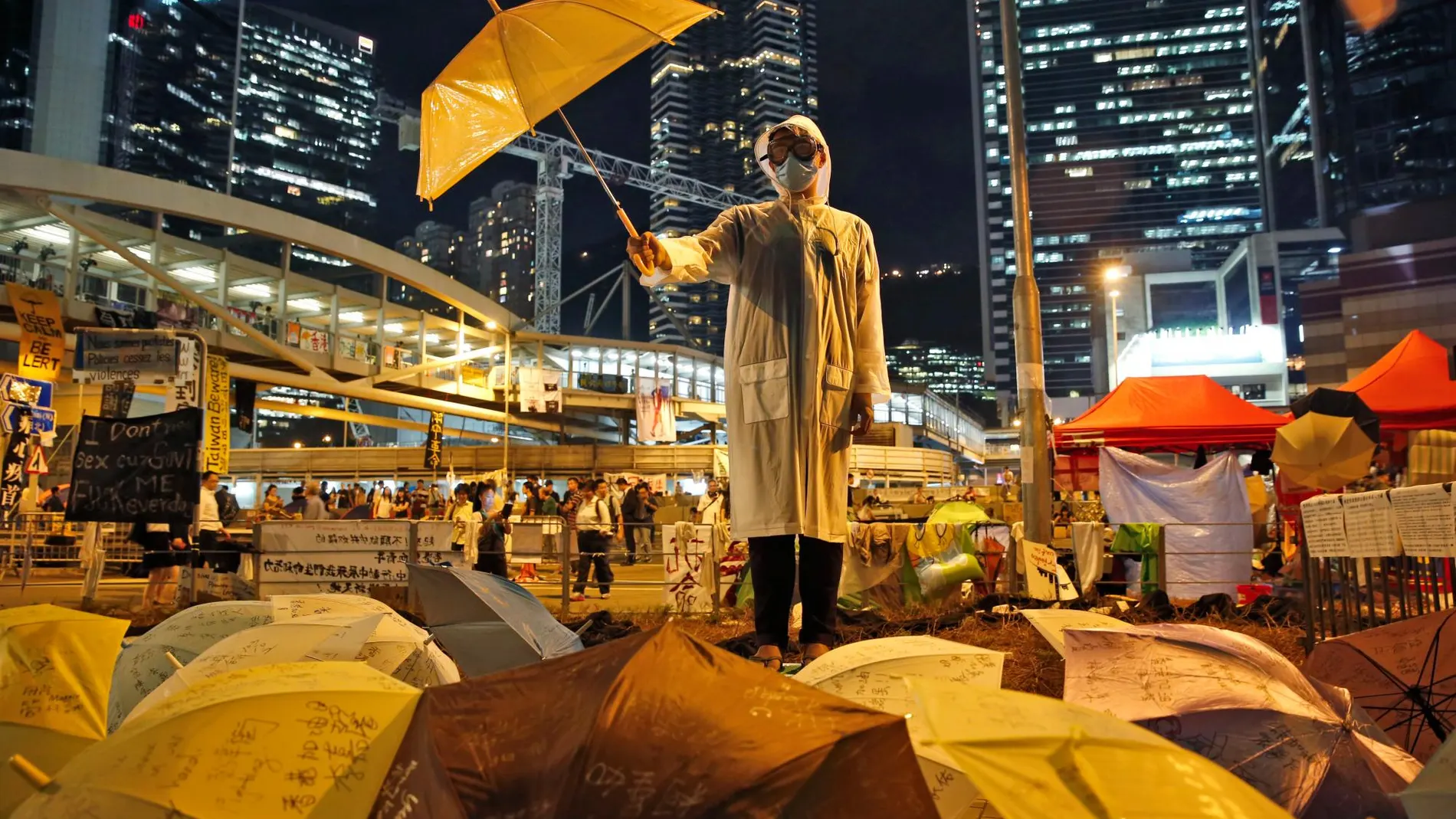 Una de las icónicas imágenes durante la “Revolución de los Paraguas” en 2014, en Hong Kong /AP