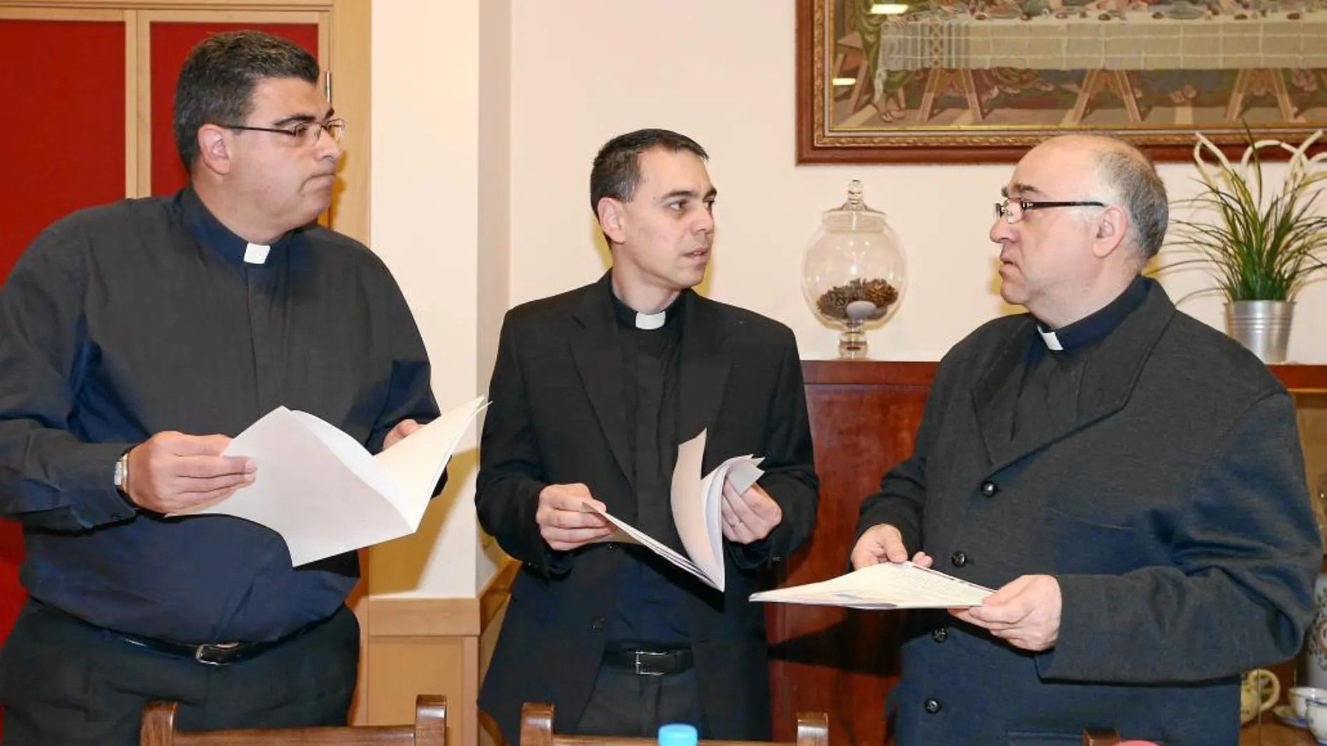 De izquierda a derecha, Alejandro Rebollo, responsable de la Exposición «Corpus Christie»; Julio A. de Pablos, rector de la Basílica Nacional de La Gran Promesa; y Manuel Fernández Narros, delegado diocesano de Religiosidad Popular, tras presentar el Congreso Eucarístico Diocesano