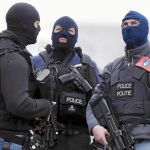 Policías belgas custodian el aeropuerto de Bruselas el martes