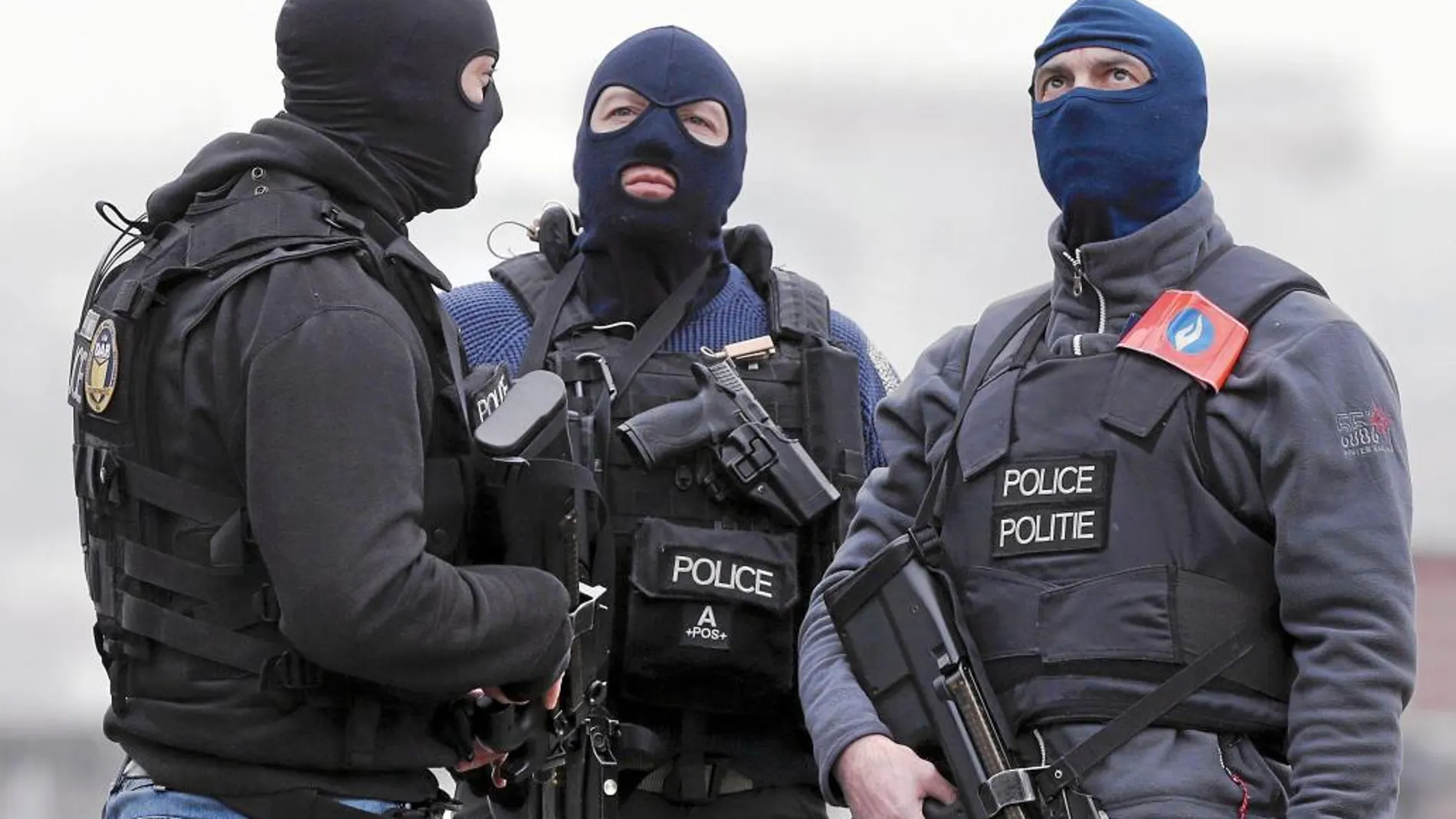 Policías belgas custodian el aeropuerto de Bruselas el martes