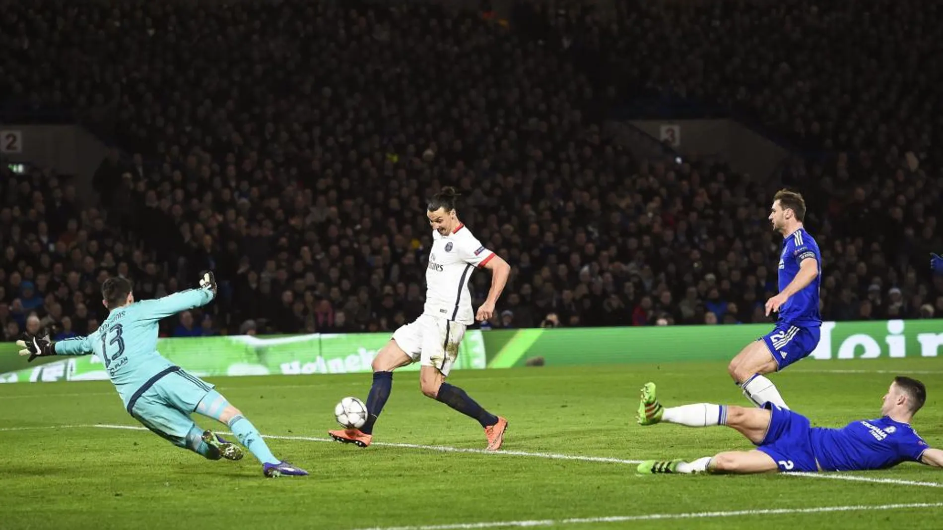 El jugador del Paris Saint-Germain Zlatan Ibrahimovic (c) anota el gol del 1-2