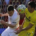 Kevin Gameiro, del Sevilla, y Rukavina, del Villarreal, durante el partido