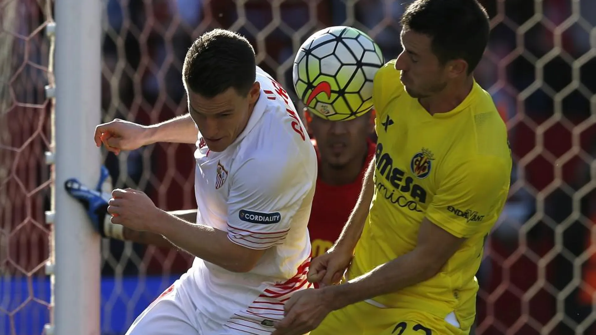 Kevin Gameiro, del Sevilla, y Rukavina, del Villarreal, durante el partido