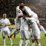 El defensa del Real Madrid Sergio Ramos (c) celebra con sus compañeros la consecución del primer gol ante la UD Las Palmas