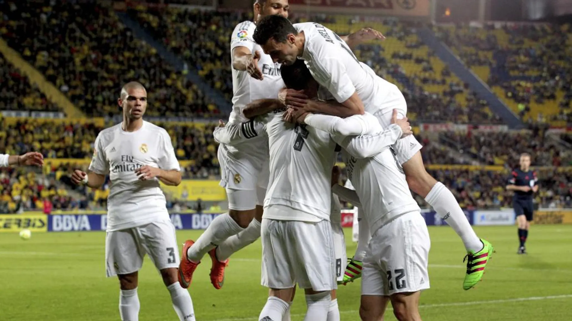 El defensa del Real Madrid Sergio Ramos (c) celebra con sus compañeros la consecución del primer gol ante la UD Las Palmas