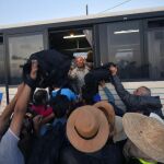 Refugiados intentan subir a un autobús en Serbia, Monday