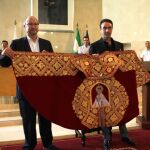 Enrique Ponce junto al alcalde de Almería, Luis Rogelio Rodríguez Comendador-Pérez, en el momento de la entrega del Capote de Paseo